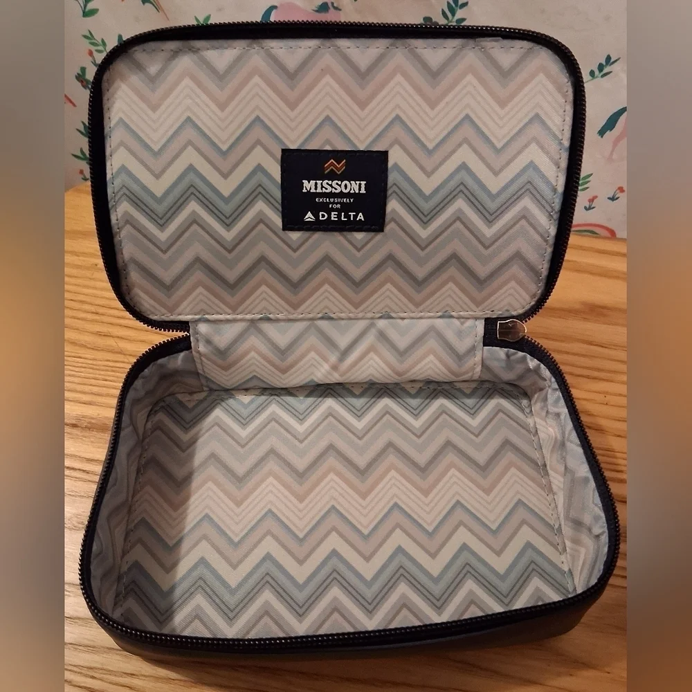 EUC Missoni & Delta Airlines Navy Chevron Travel Cosmetic Beauty Zip Case Bag